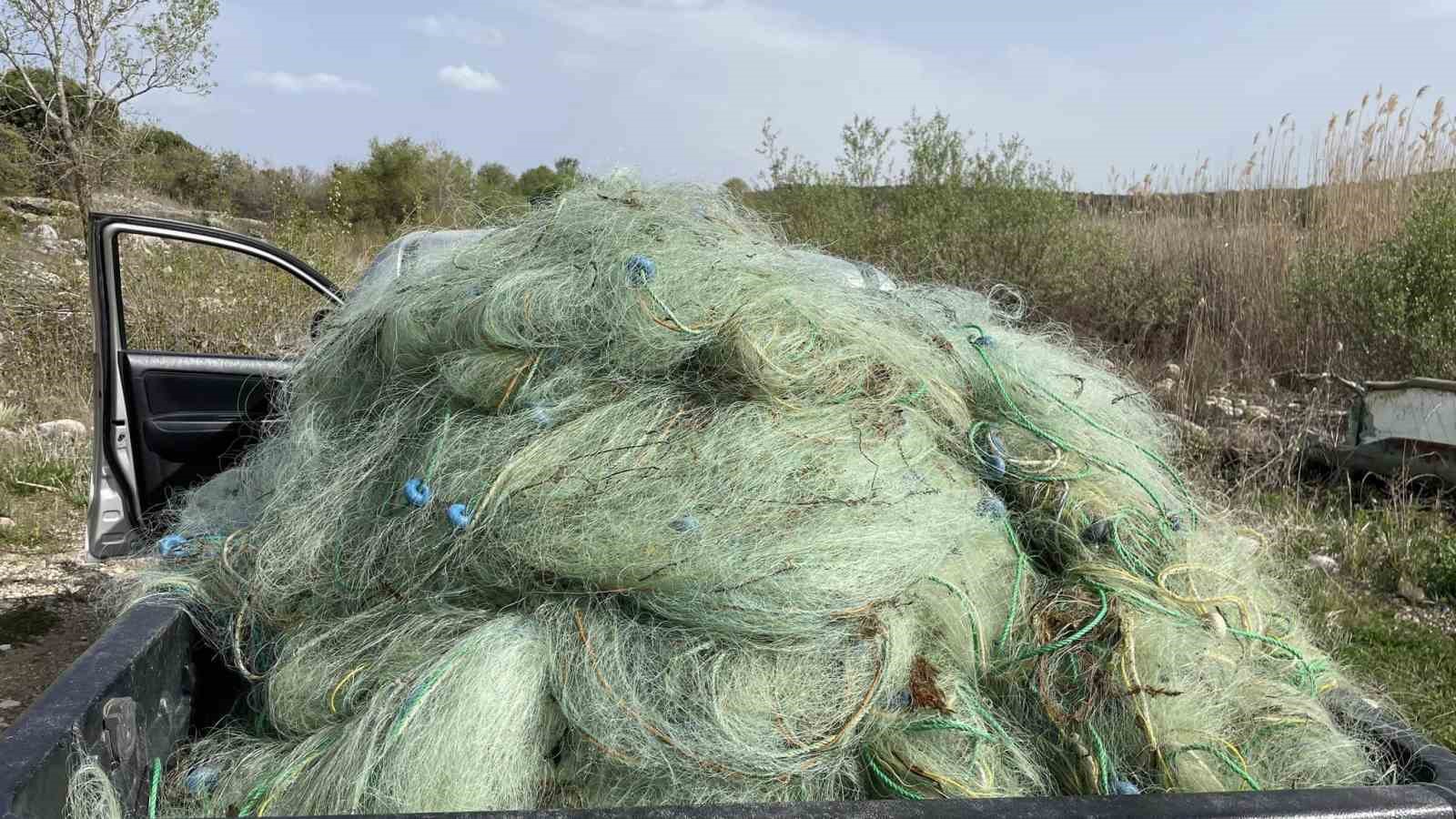 Gölde yasak döneme rağmen balık avı için tatlı sulara serilen metrelerce ağ ele geçirildi
