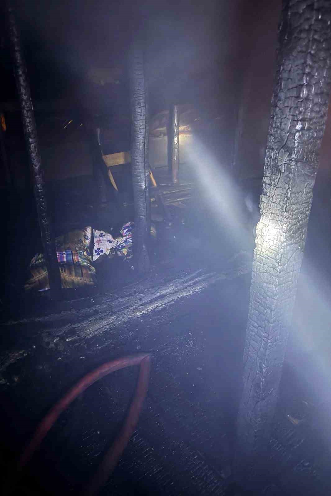 Gümüşhane’de odunluk ve çatı yangını korkuttu
