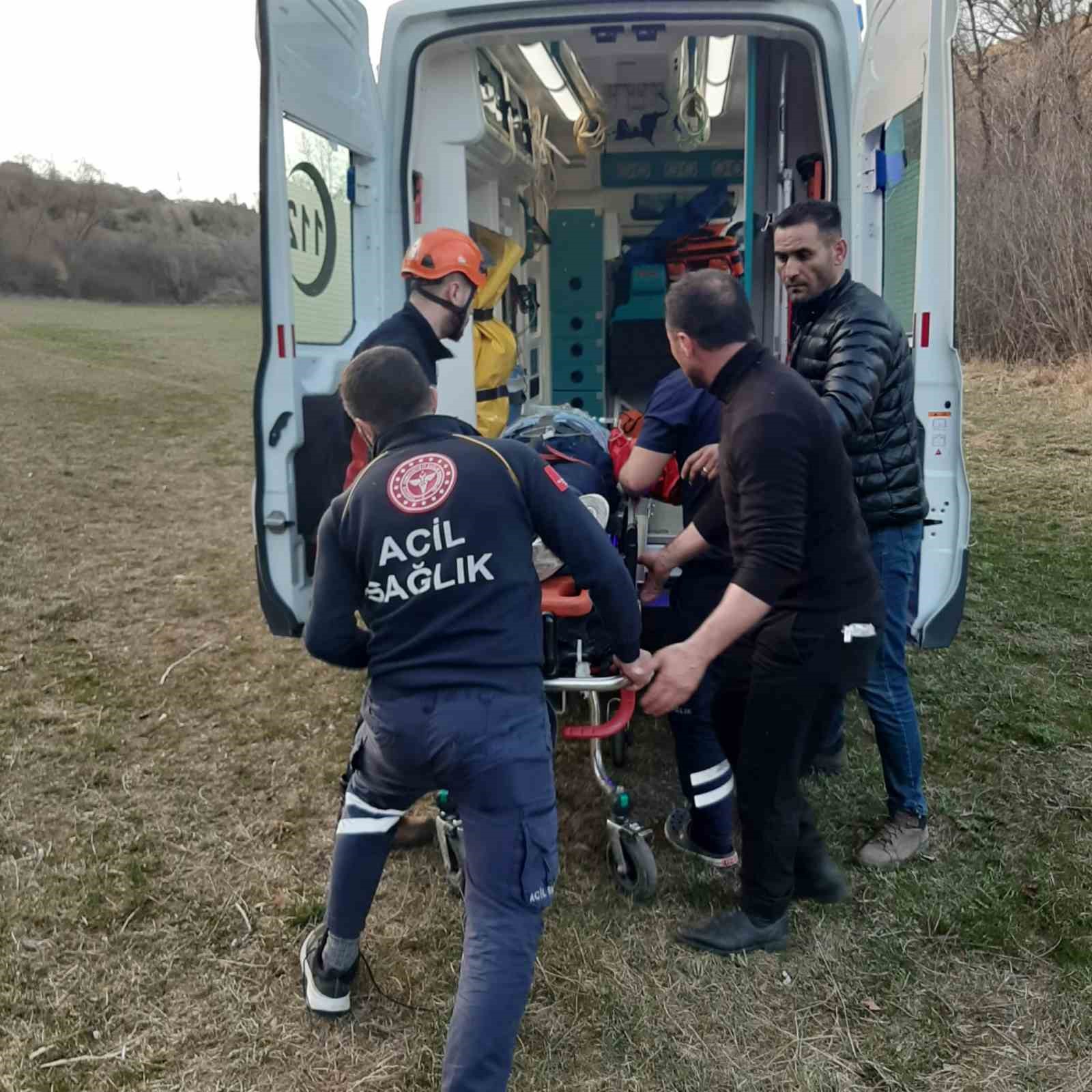 Gümüşhane’de yolcu minibüsü uçuruma yuvarlandı: 7 yaralı
