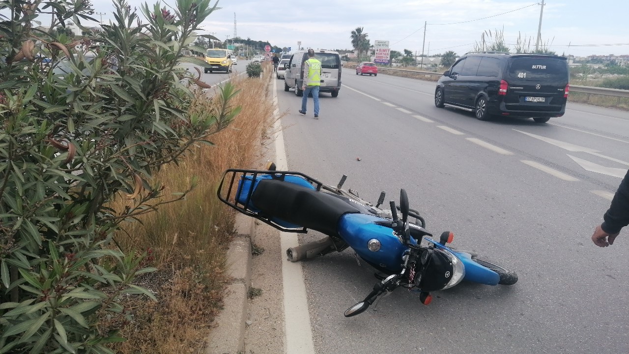 Hafif ticari aracın çarptığı motosiklet sürücüsü metrelerce sürüklendi
