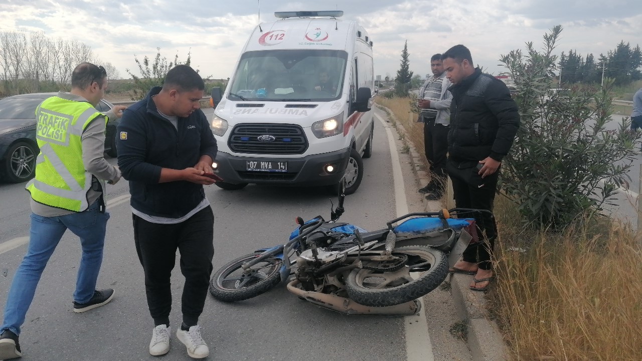 Hafif ticari aracın çarptığı motosiklet sürücüsü metrelerce sürüklendi
