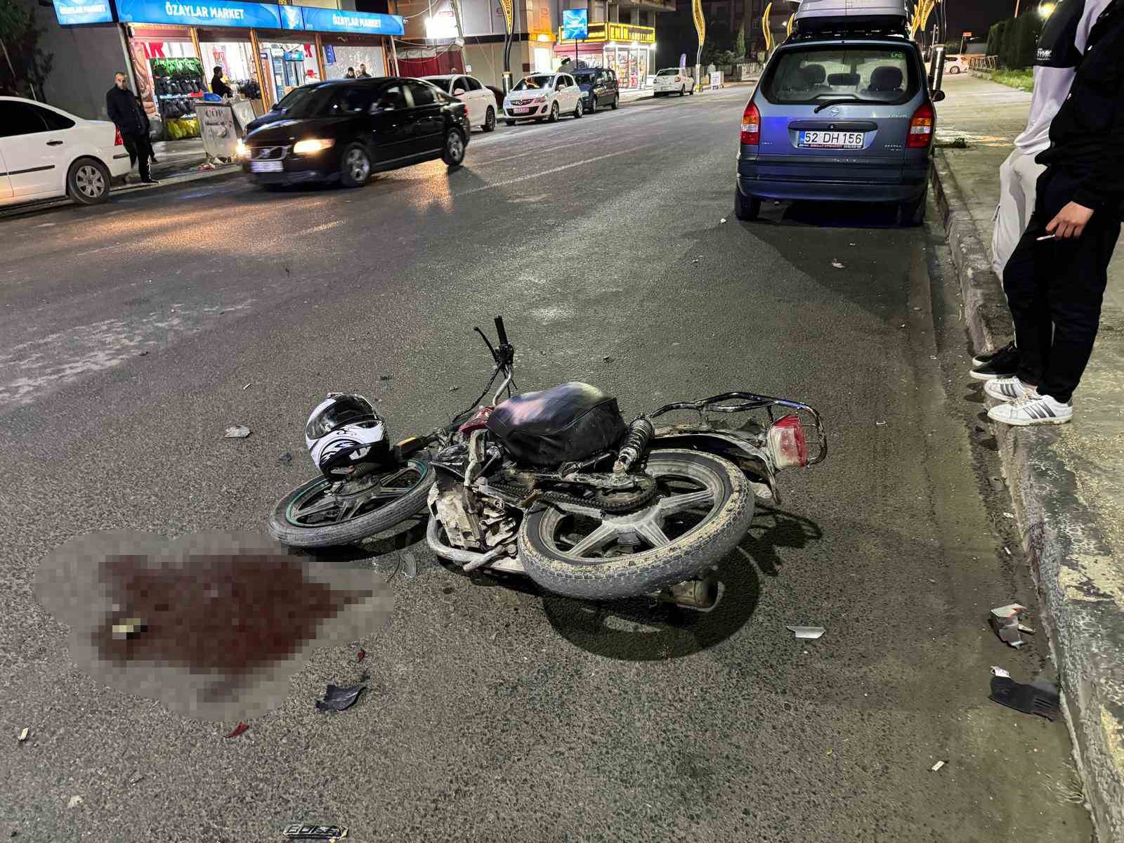 Hafif ticari otomobil ile çarpışan motosikletteki 2 kişi yaralandı
