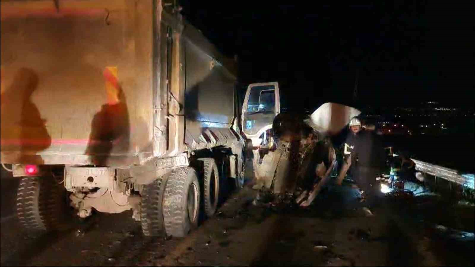 Hafriyat kamyonunun altına giren otomobil hurdaya döndü: 3 yaralı
