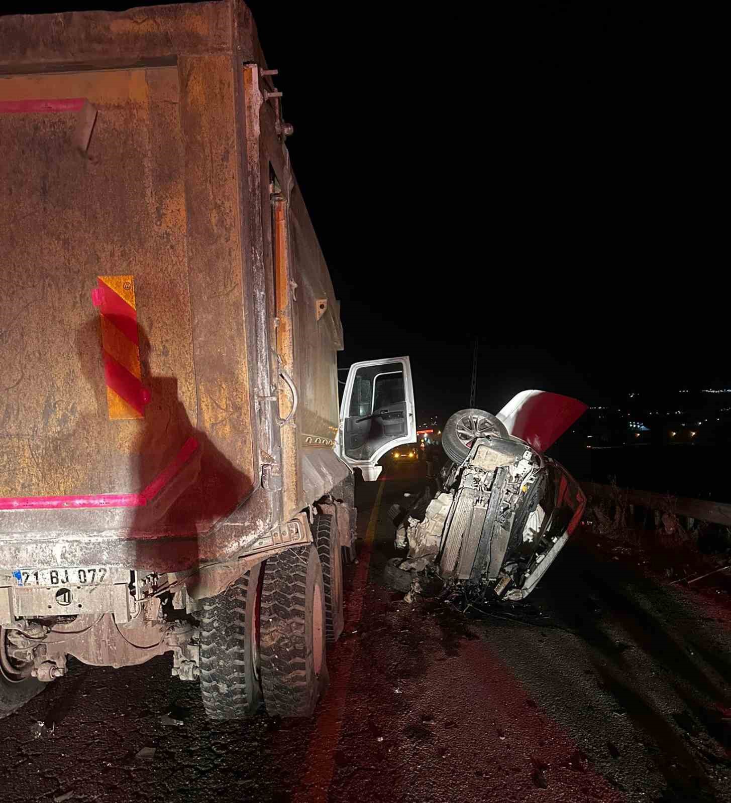 Hafriyat kamyonunun altına giren otomobil hurdaya döndü: 3 yaralı
