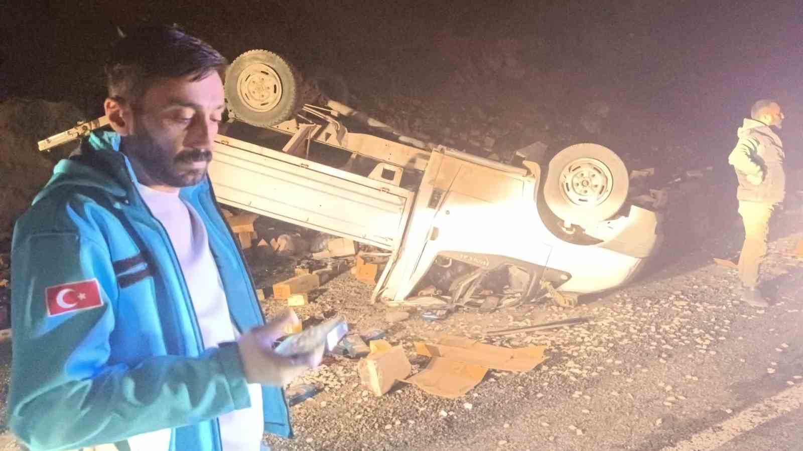 Hakkari’de lastiği patlayan kamyonet kaza yaptı: 2 hafif yaralı
