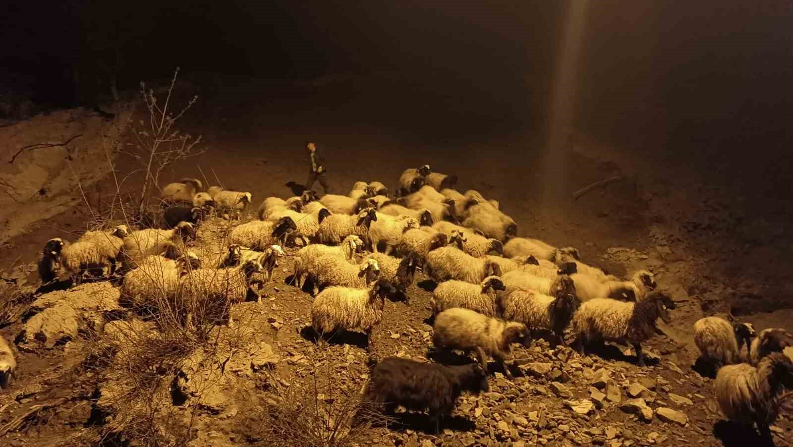 Hakkari’nin Kırıkdağ köyünde toprak kayması
