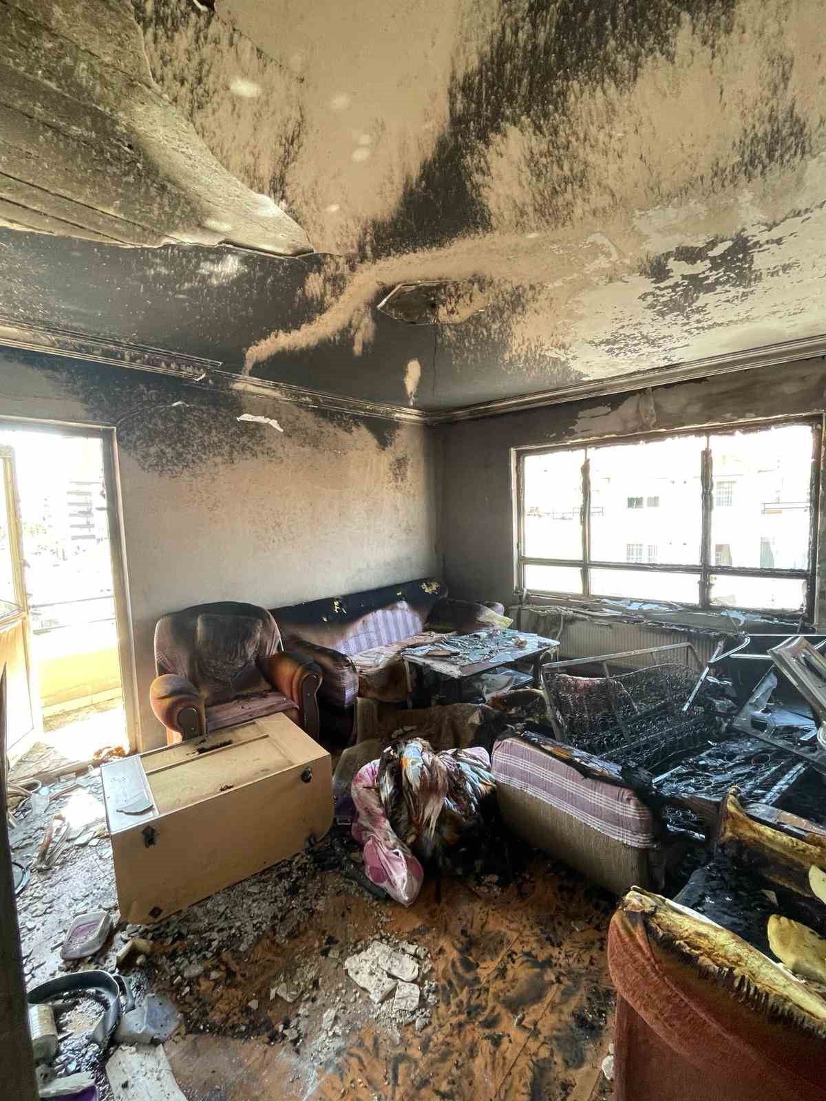 Hakkında tahliye kararı verilen kiracı oturduğu evi yaktı
