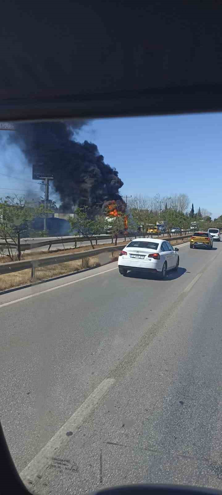 Hareket halindeki kamyonetin kasası yandı
