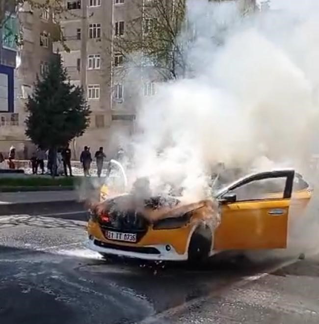 Hareket halindeki ticari taksi alev alev yandı
