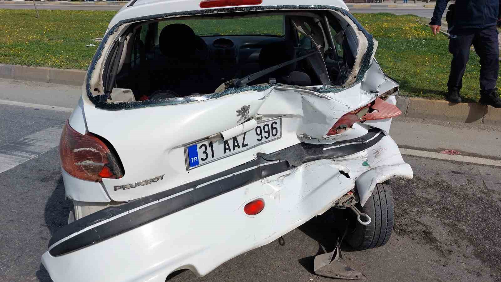 Hasta taşıyan araç otomobile çarptı: 4 yaralı
