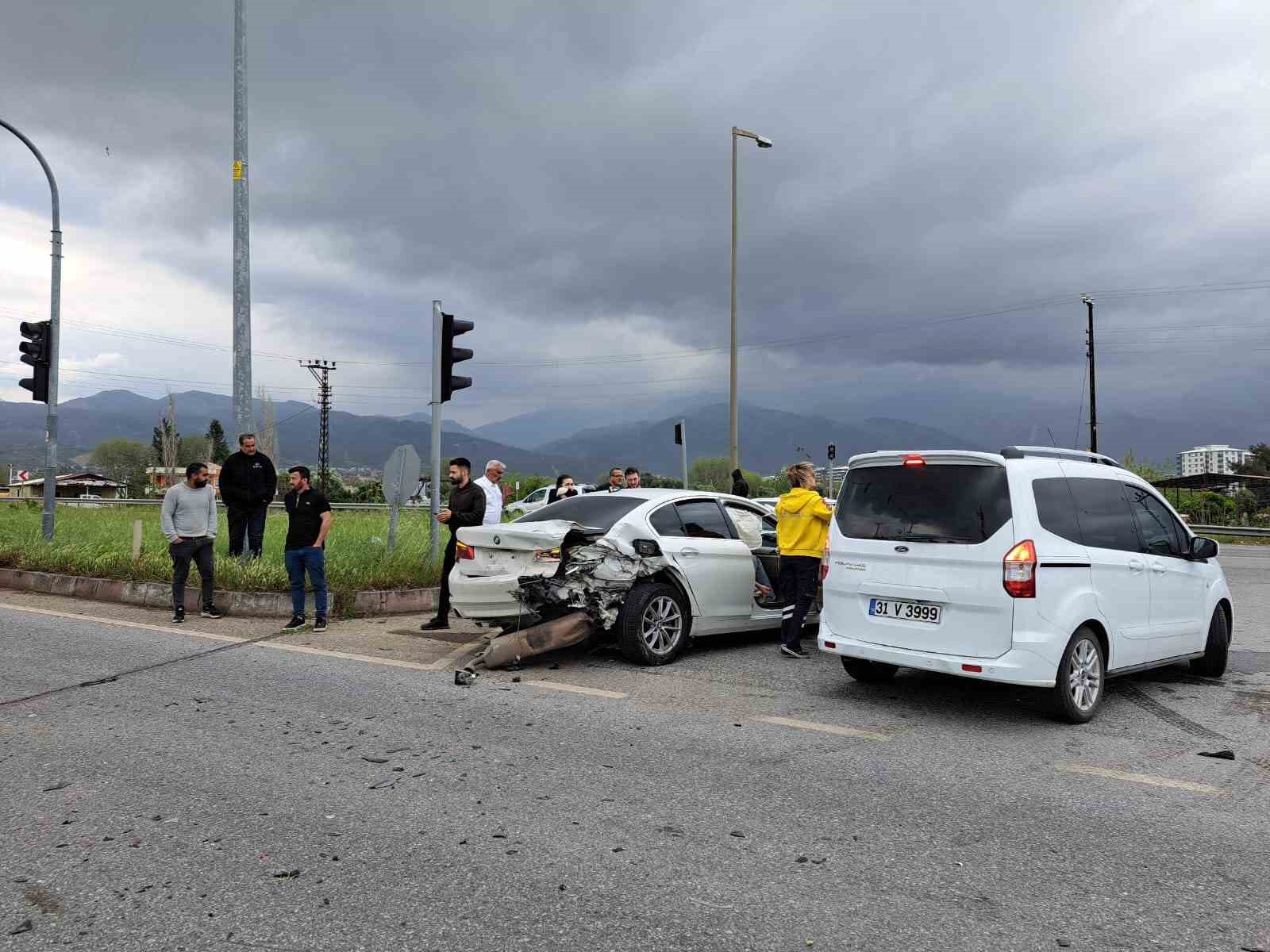 Hatay’da 3 aracın karıştığı kazada 7 kişi yaralandı
