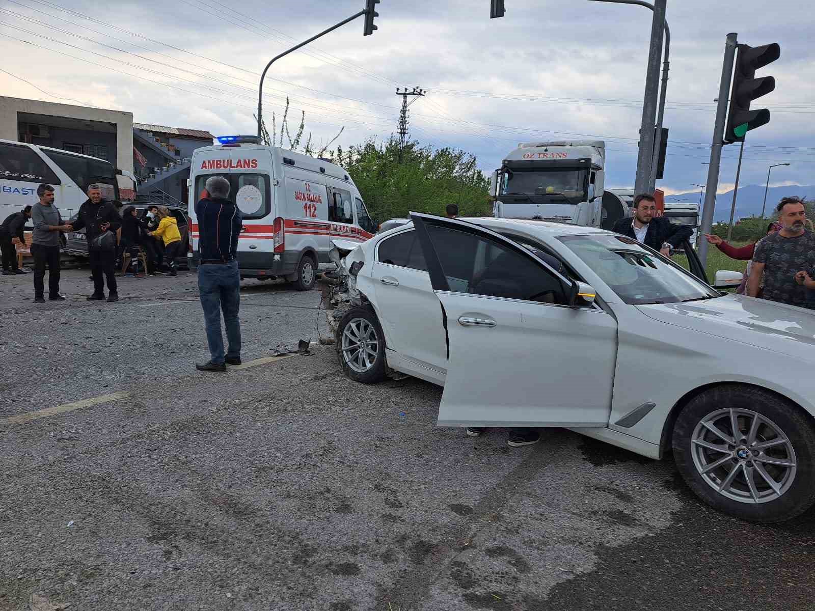 Hatay’da 3 aracın karıştığı kazada 7 kişi yaralandı
