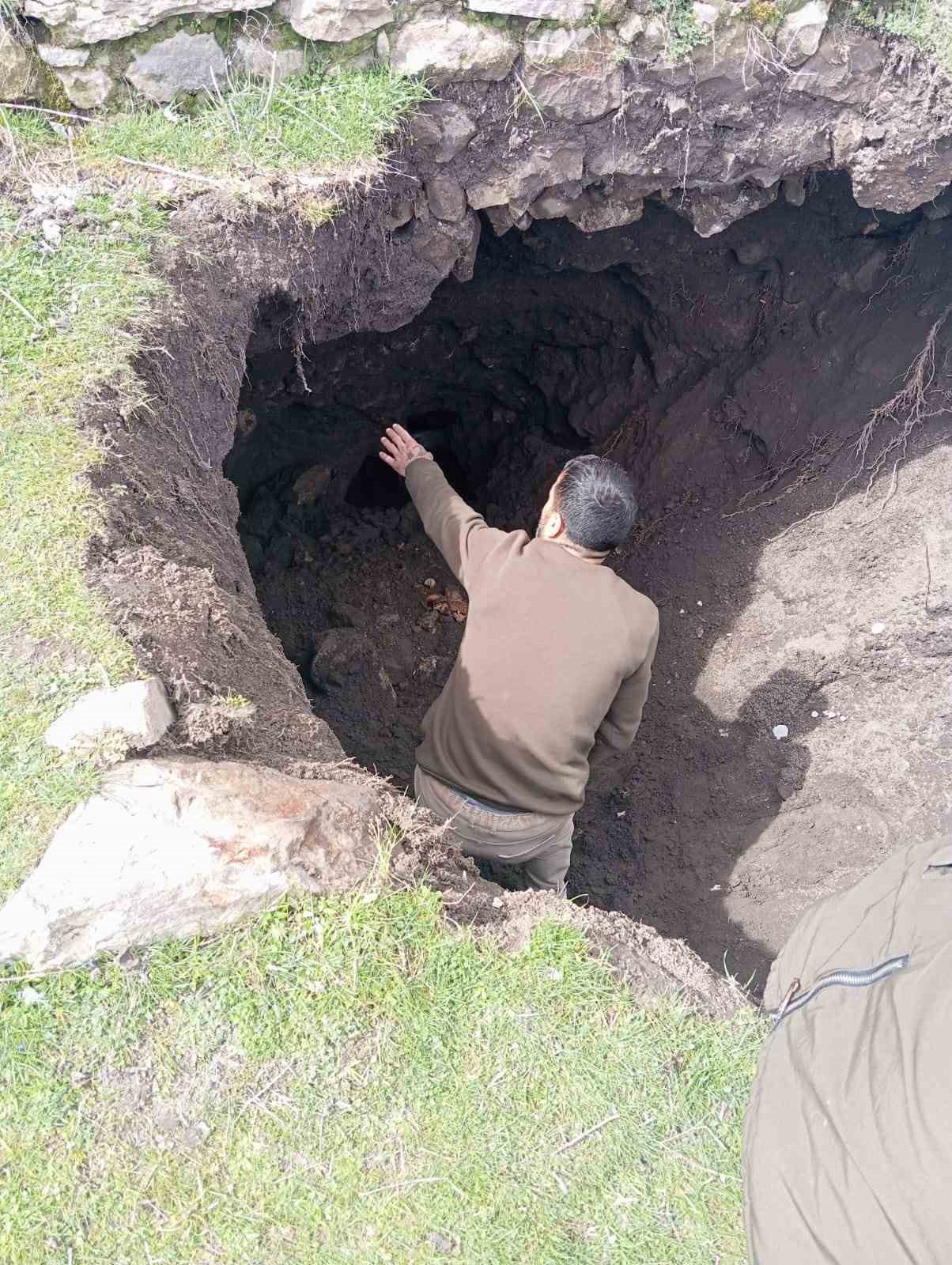 Hazine avcıları ahırdan tünel kazarak tümülüsün altını oydu
