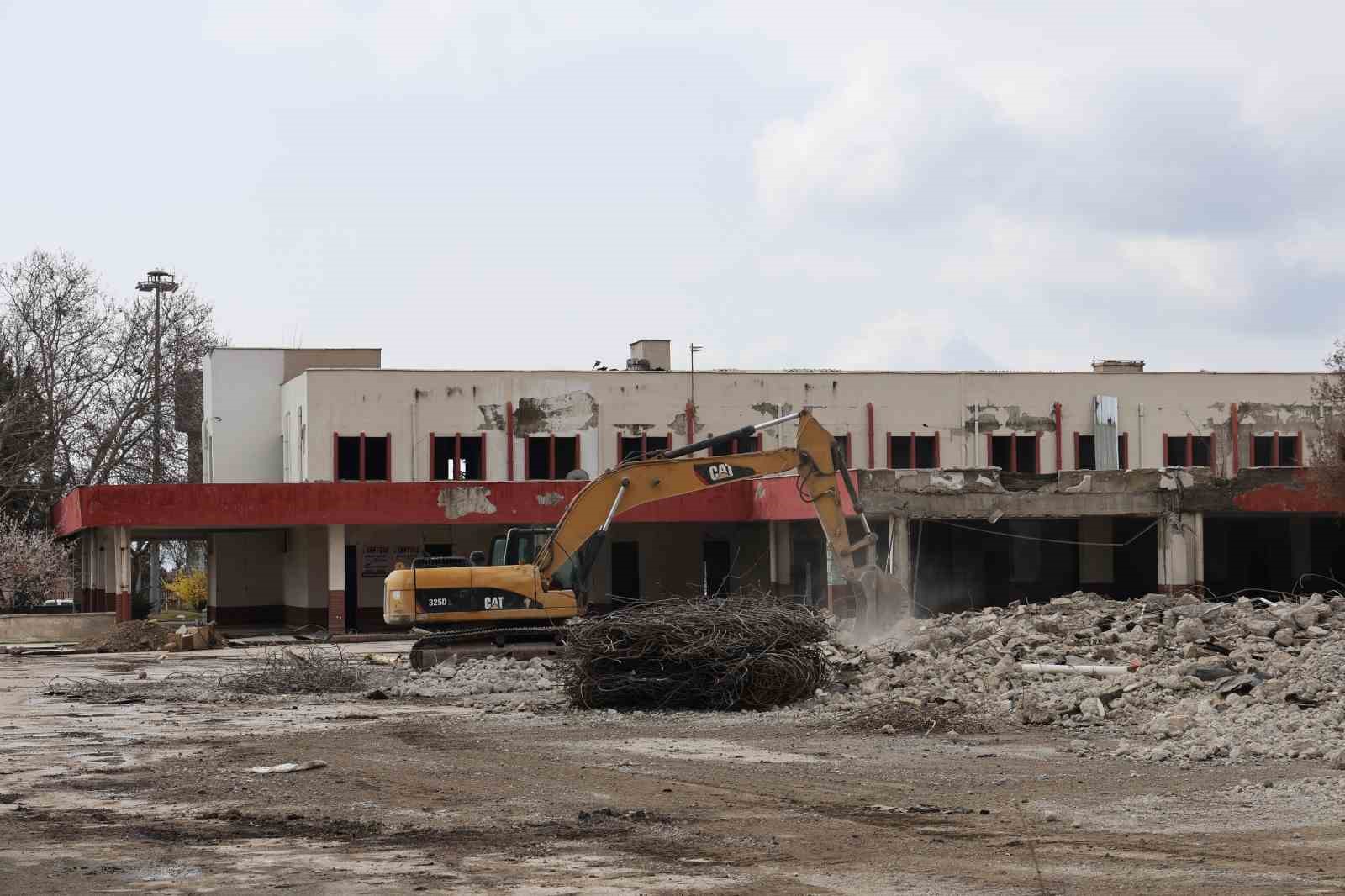 Hemen herkesin bir anısı vardı: Elazığ’da eski terminal binasının son anları havadan görüntülendi
