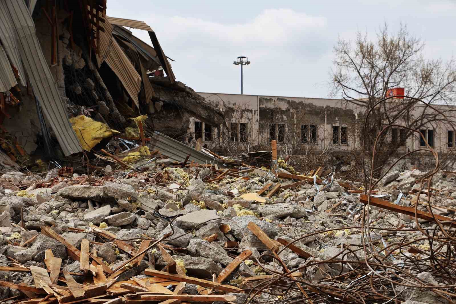 Hemen herkesin bir anısı vardı: Elazığ’da eski terminal binasının son anları havadan görüntülendi
