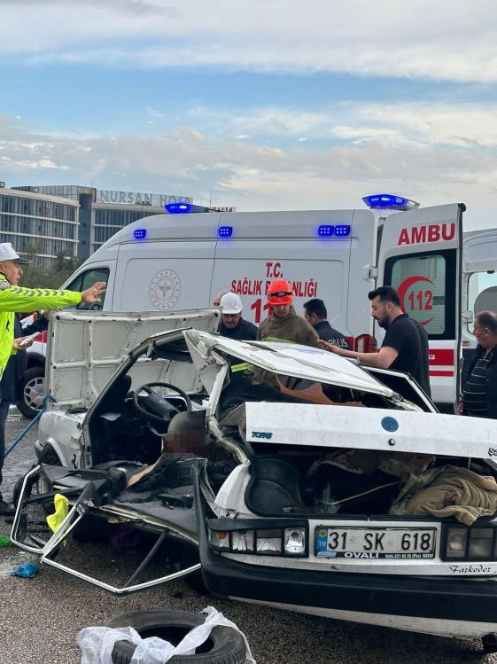 İki aracın çarpıştığı kazada Tofaş adeta kağıt gibi ezildi: 1’i ağır 4 yaralı
