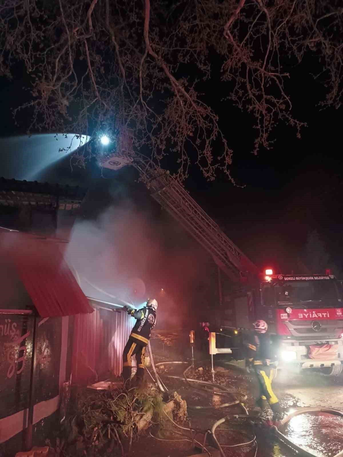 İki katlı evde çıkan yangın geceyi aydınlattı
