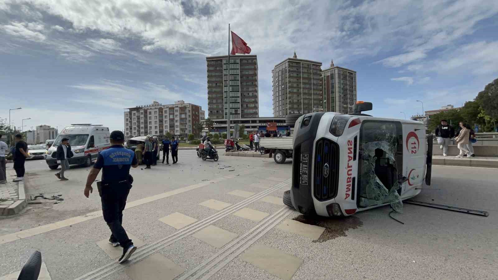 İskenderun’da araçla çarpışan ambulans devrildi: 2 yaralı

