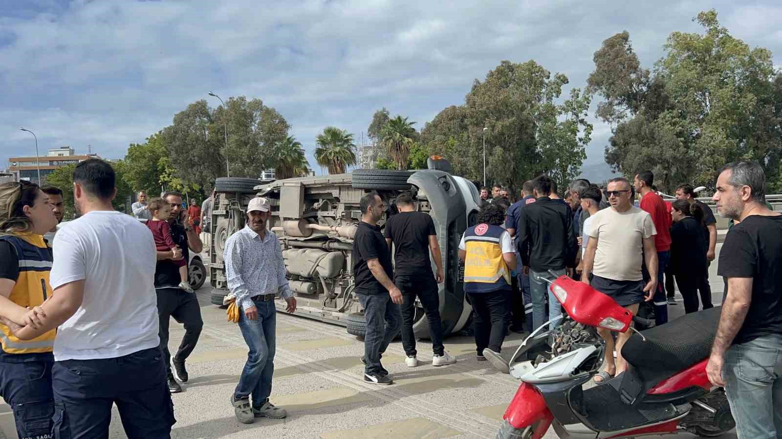 İskenderun’da araçla çarpışan ambulans devrildi: 2 yaralı
