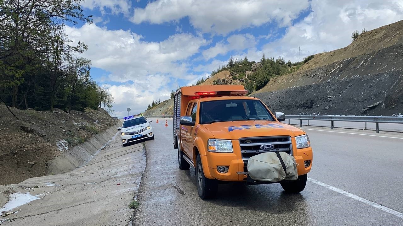 Isparta’da kazaya müdahale eden ambulans ve polis aracına başka bir otomobil çarptı: 10 yaralı
