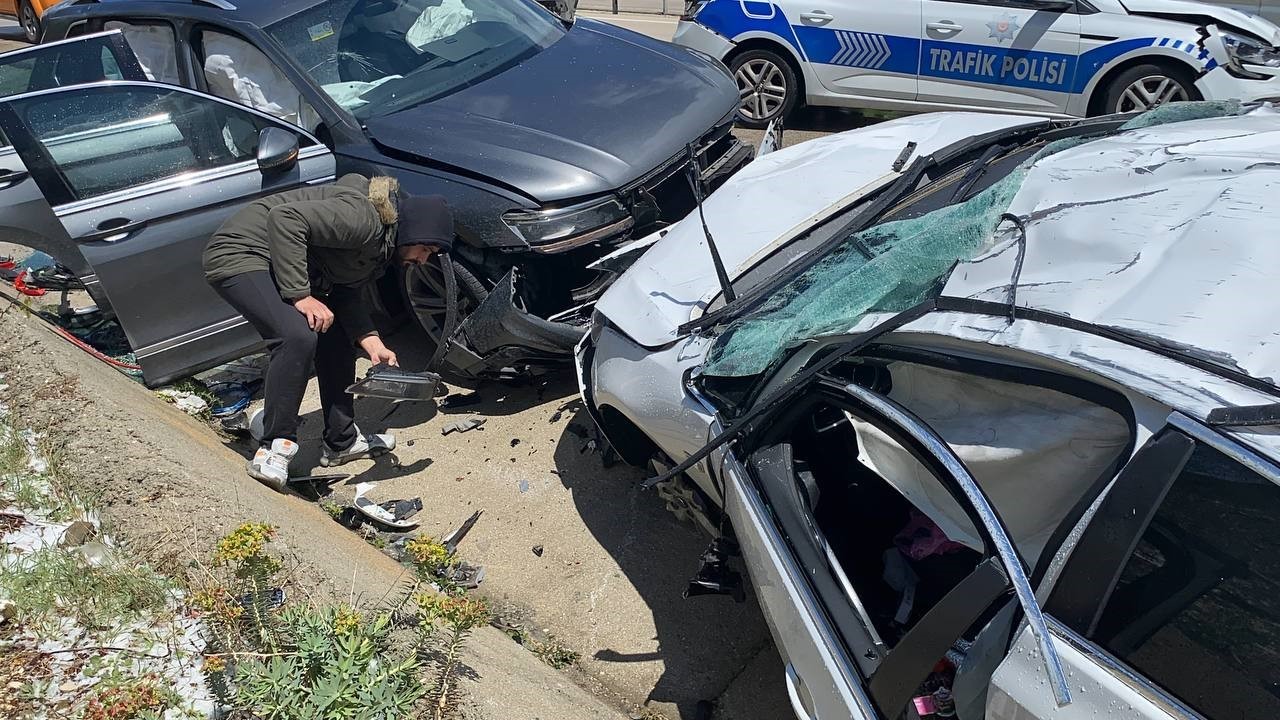 Isparta’da kazaya müdahale eden ambulans ve polis aracına başka bir otomobil çarptı: 10 yaralı
