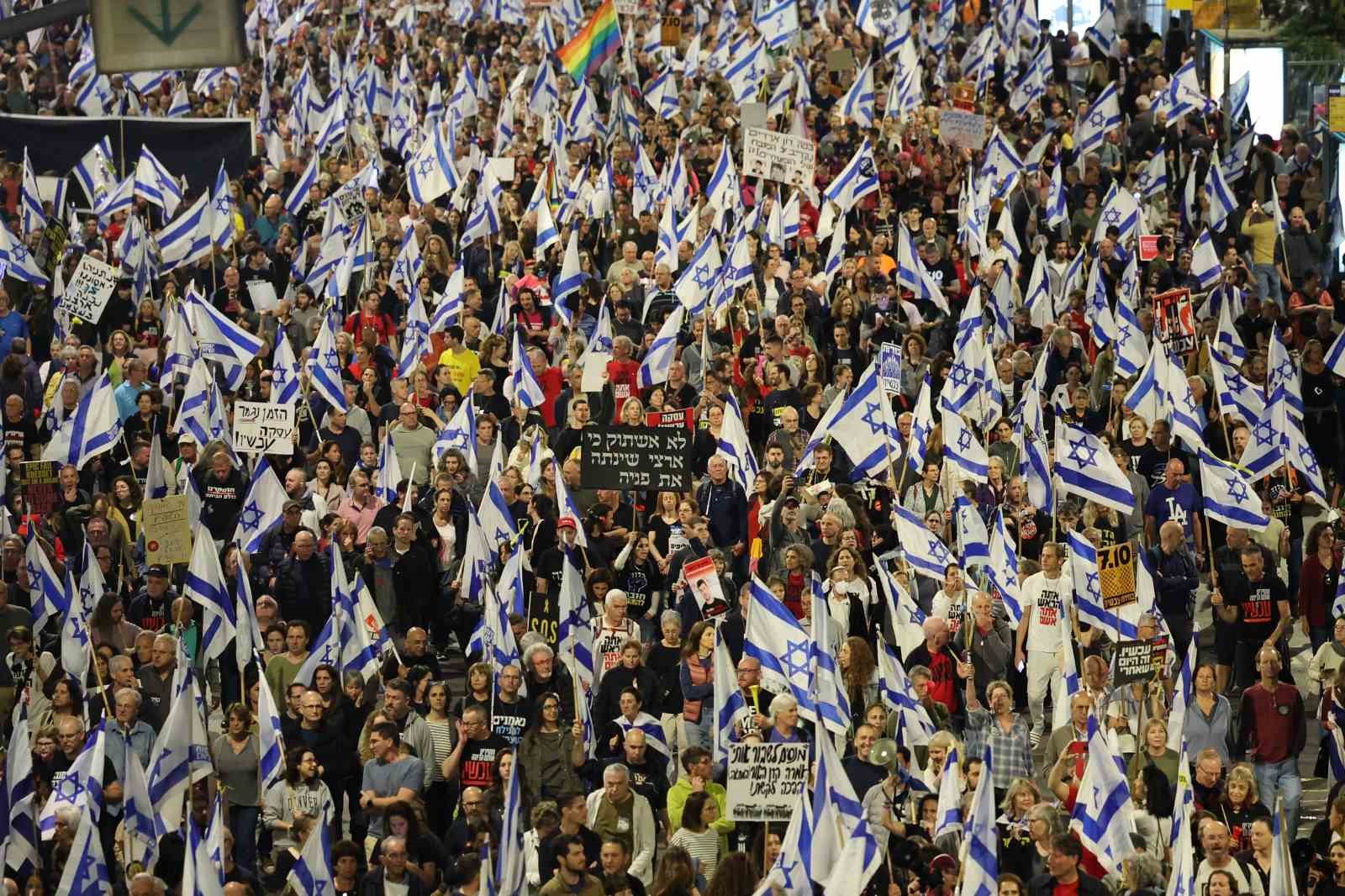 İsrail’de 100 bin kişi Netanyahu ve hükümetini istifaya çağırdı
