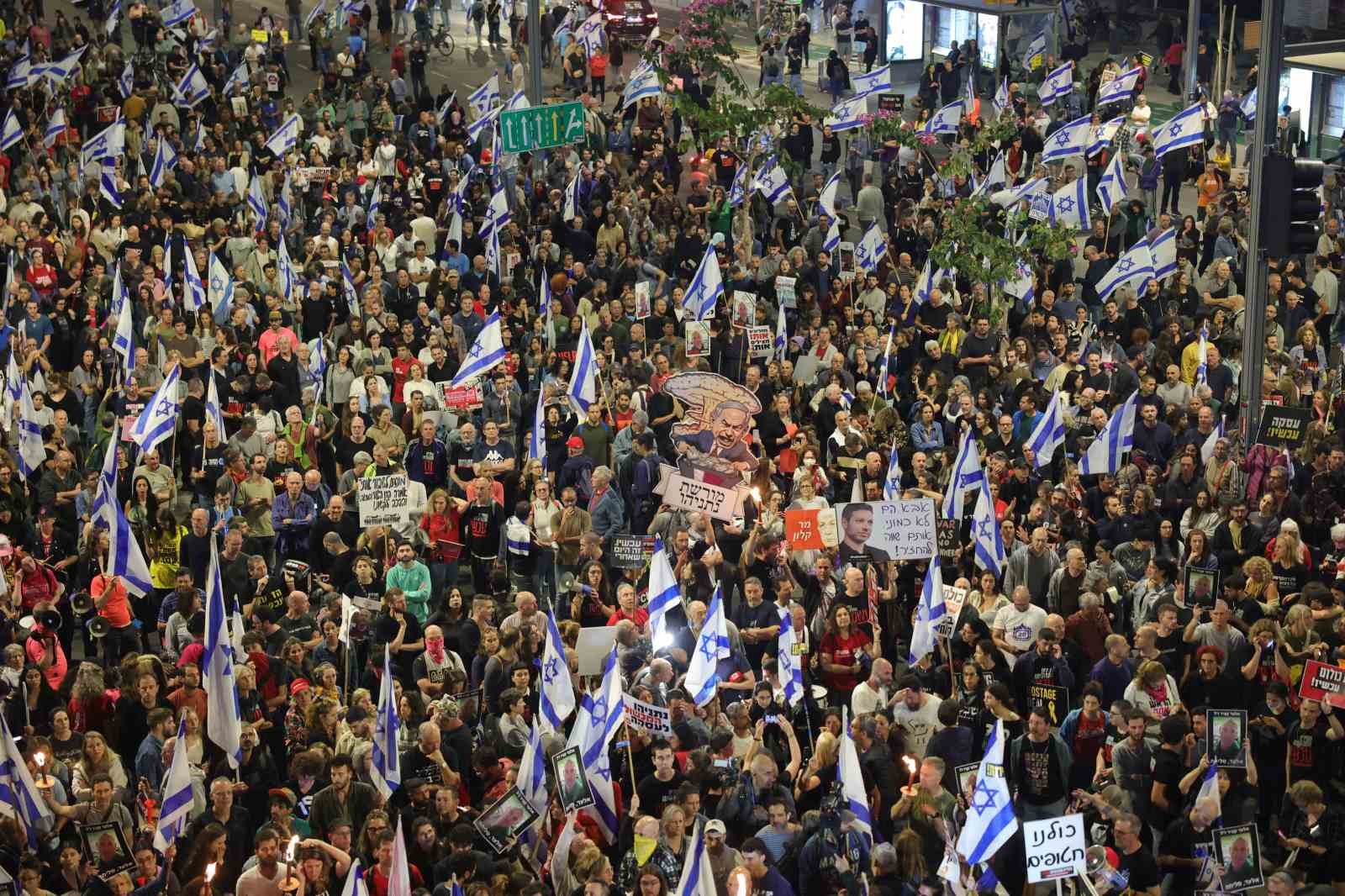 İsrail’de 100 bin kişi Netanyahu ve hükümetini istifaya çağırdı
