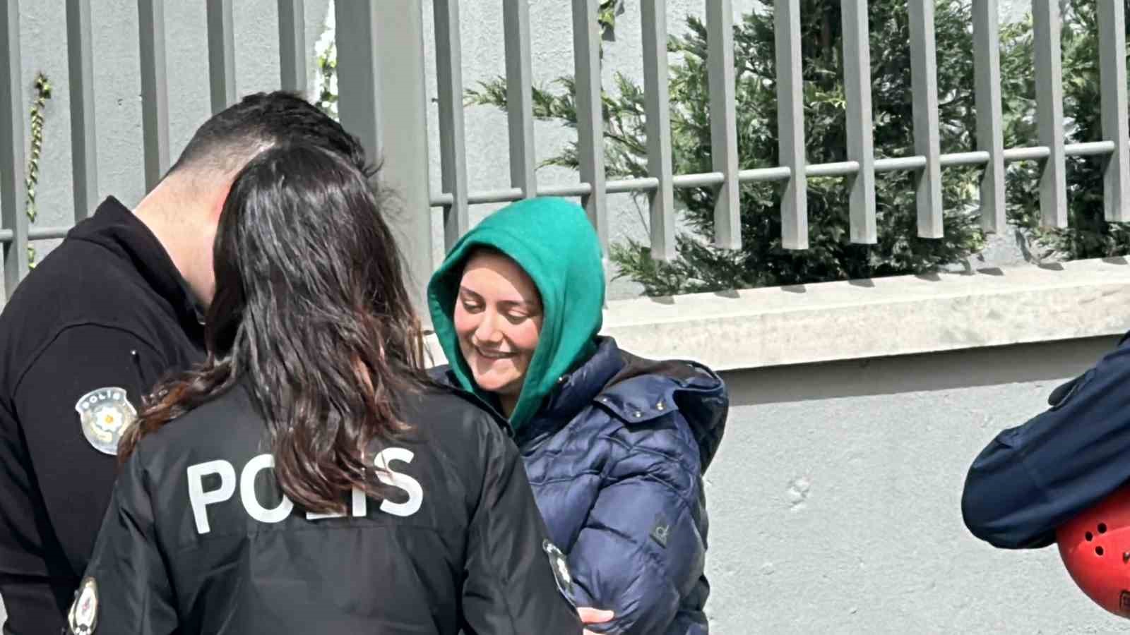 İstanbul’da balkonda genç kızı kurtarma operasyonu: Sigara içerken kilitli kaldı, kurtarılınca kendi haline güldü
