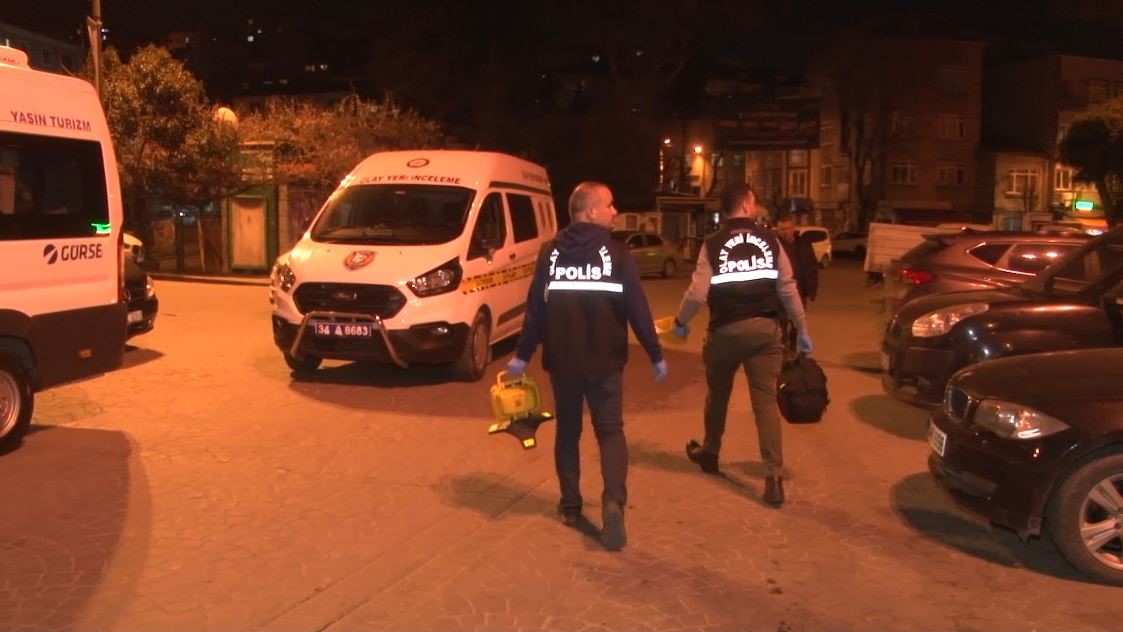 İstanbul’da emlakçıya silahlı saldırı kamerada: Kaldırımdaki genç neye uğradığını şaşırdı
