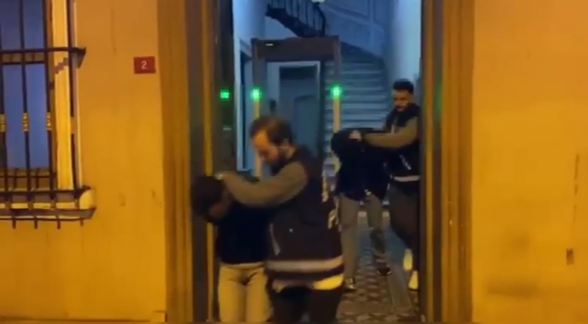 İstanbul’da emlakçıya silahlı saldırı kamerada: Kaldırımdaki genç neye uğradığını şaşırdı
