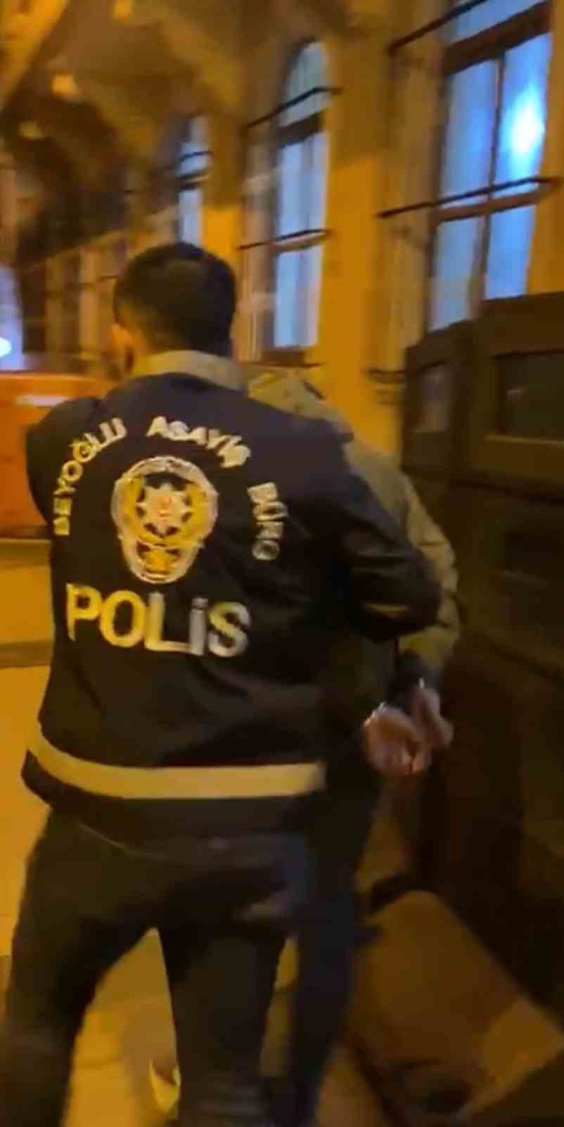 İstanbul’da film gibi olay kamerada: Sevgilisinin komşularına kurşun yağdırdı

