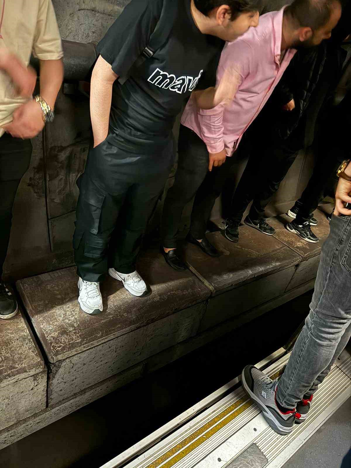 İstanbul’da metro arızalandı yolcular tünelde yürüdü
