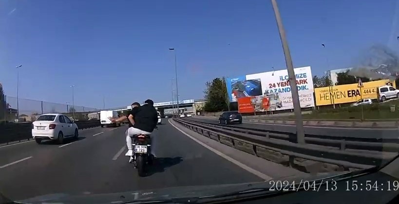 İstanbul’da motosiklet sürücüsü trafiği tehlikeye attı
