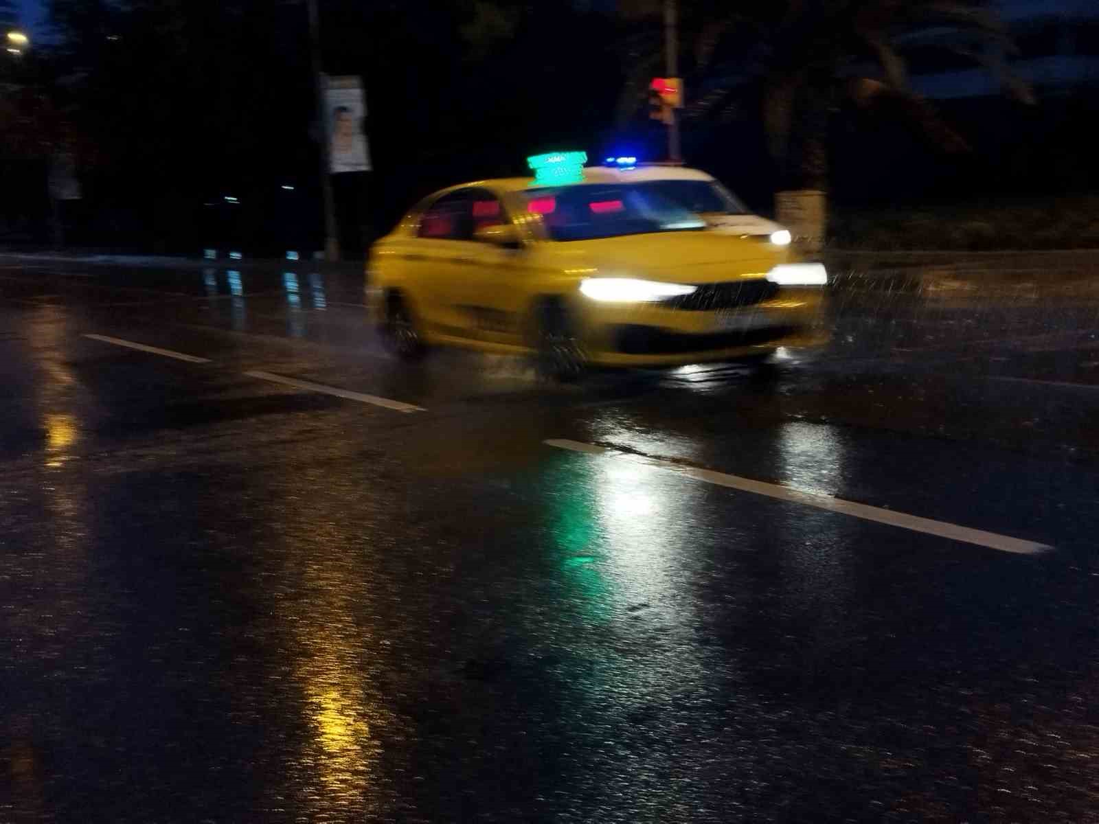 İstanbul’da sabah saatlerinde sağanak yağış etkili oldu
