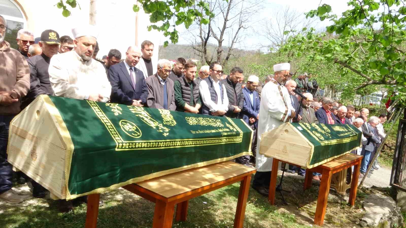 İstanbul’daki yangında hayatını kaybeden baba ve oğlu son yolculuğuna uğurlandı
