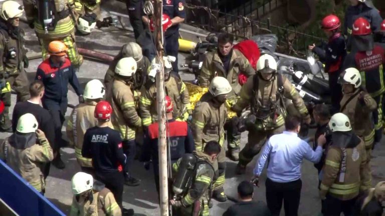 İstanbul Valiliği’nden gece kulübündeki yangına ilişkin açıklama: "Hayatını kaybedenlerin sayısı 15, 7’si ağır 8 kişi yaralı"