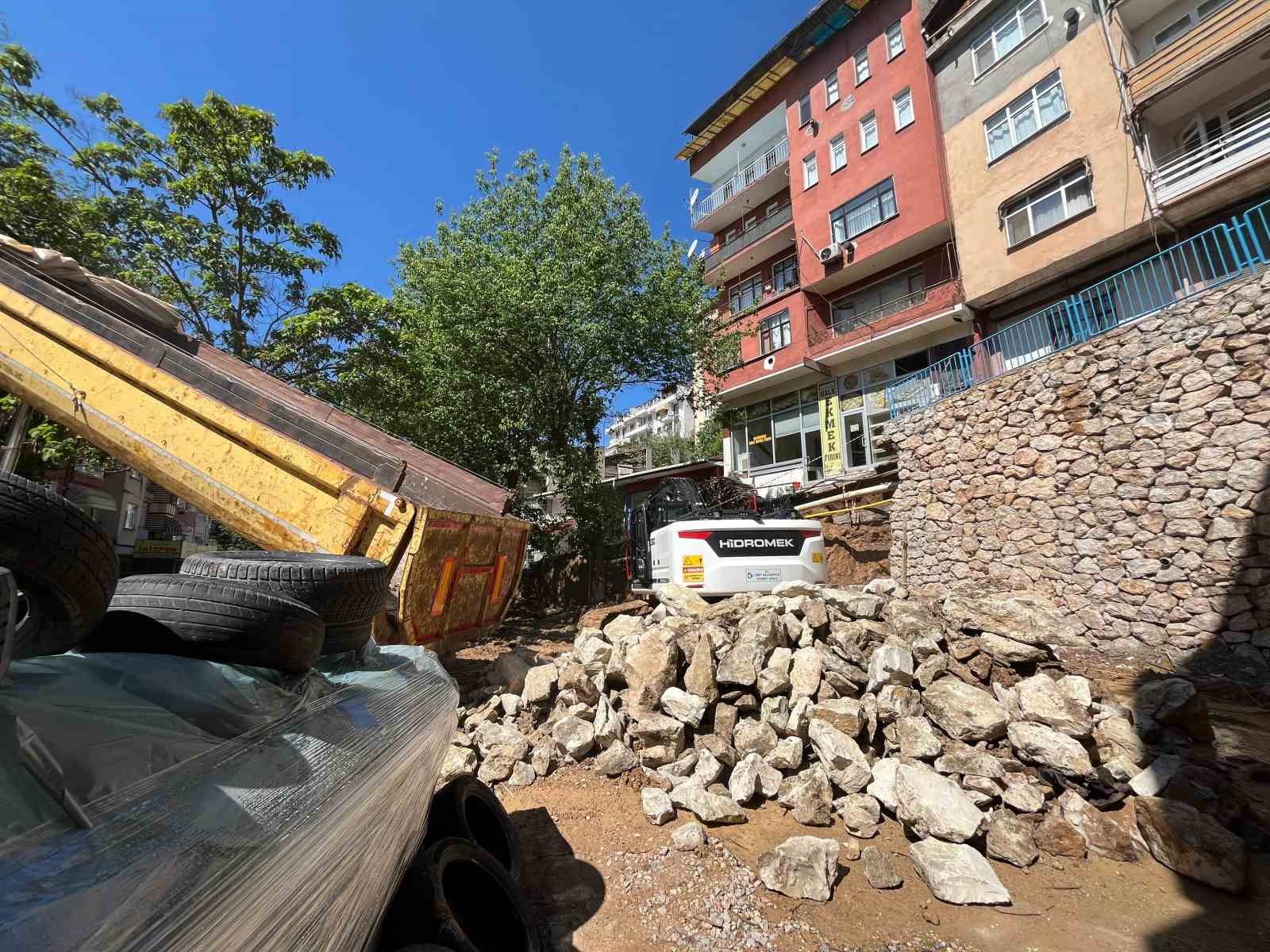 İstinat duvarı çökmüş, 5 katlı bina tahliye edilmişti: Onarım çalışmaları başladı
