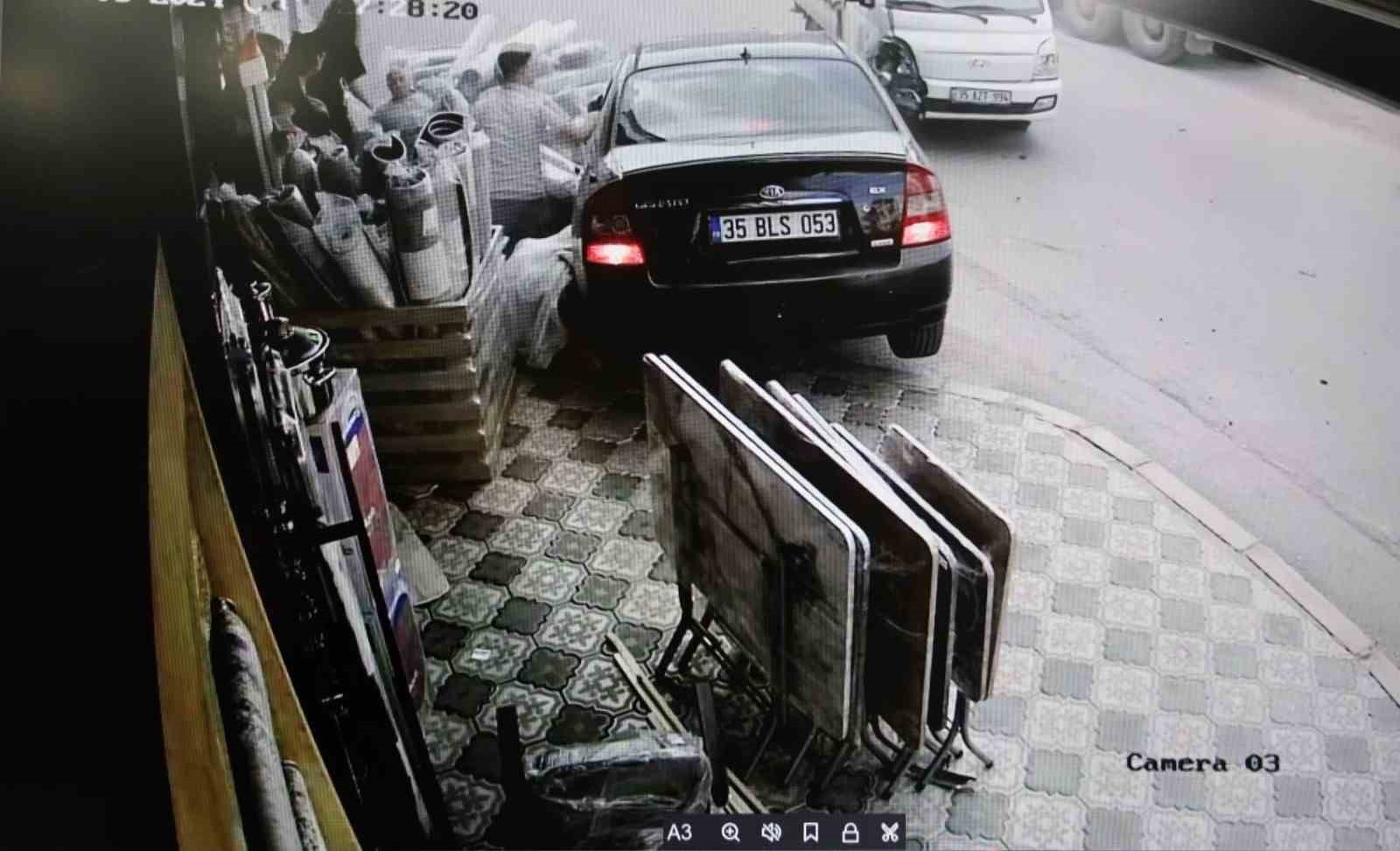 İzmir’de otomobilin iş yeri çalışanları ile müşterilerin arasına daldığı anlar kamerada
