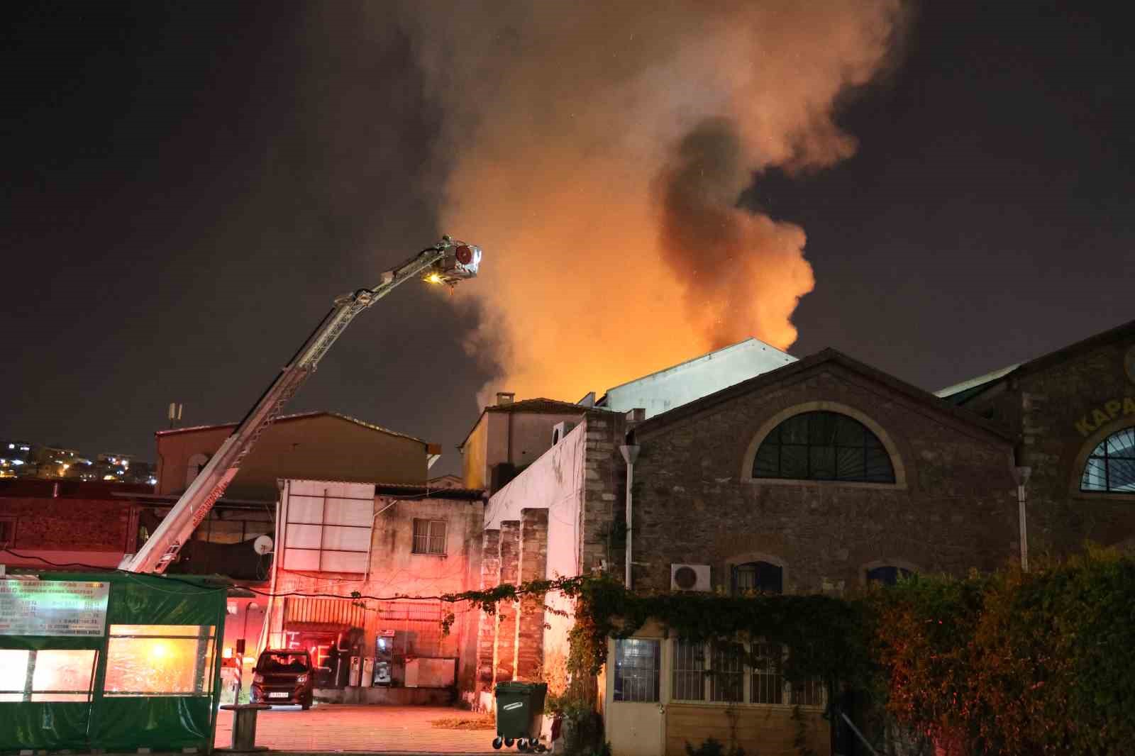 İzmir’de Tarihi Kemeraltı Çarşısı’nda yangın: Tekstil deposu alevlere teslim oldu
