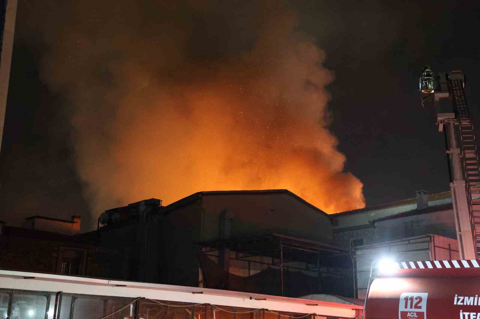 İzmir’de Tarihi Kemeraltı Çarşısı’nda yangın: Tekstil deposu alevlere teslim oldu
