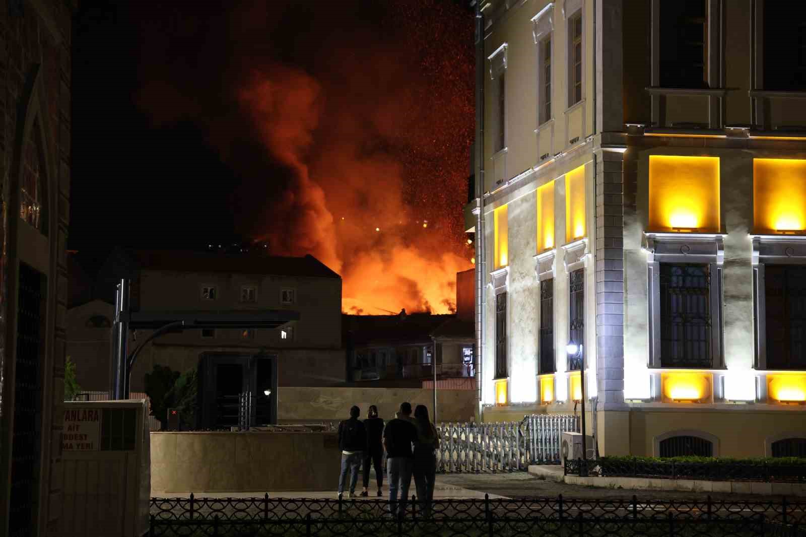 İzmir’de Tarihi Kemeraltı Çarşısı’ndaki büyük yangın kontrol altında