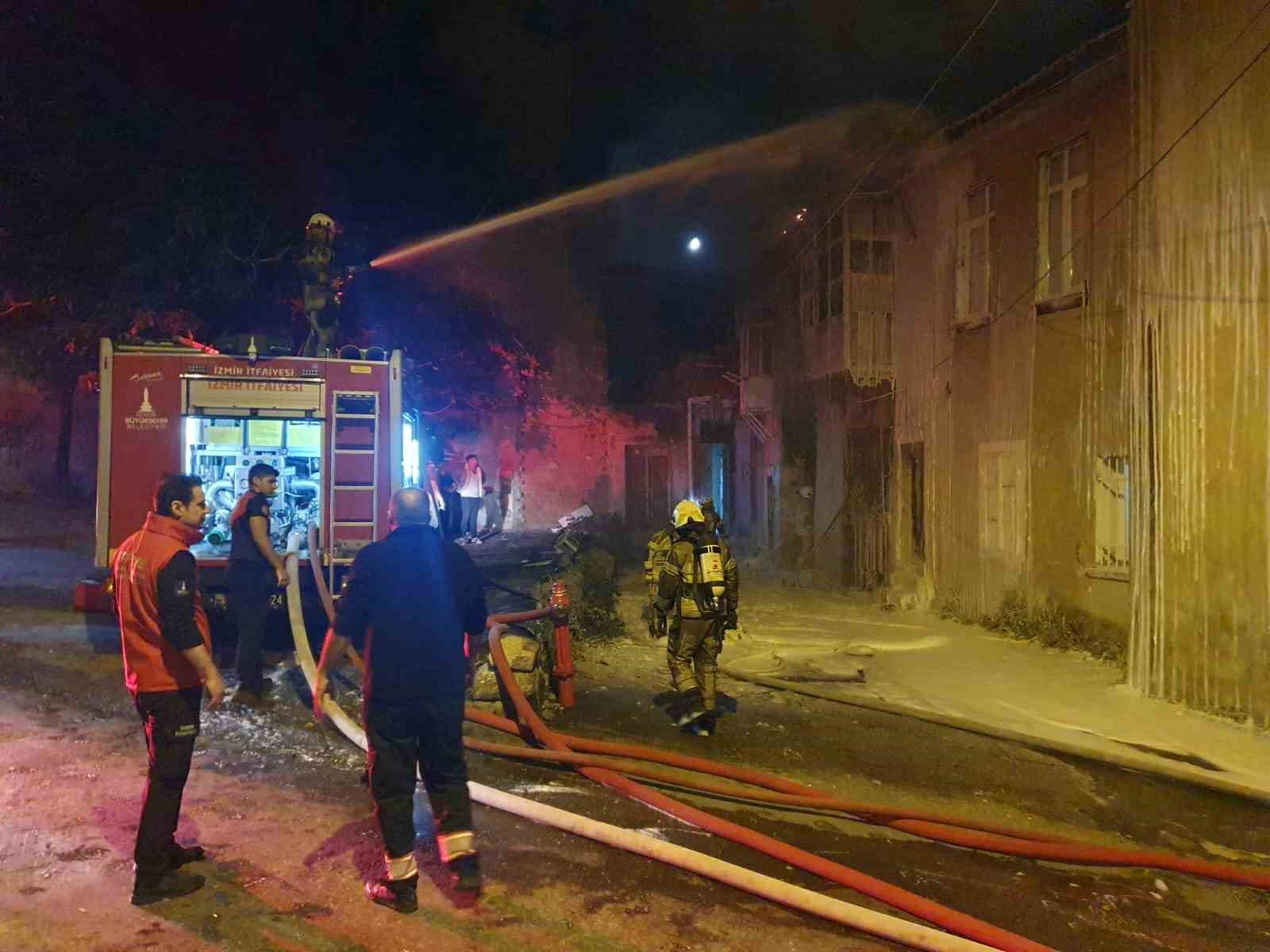 İzmir’de tekstil atölyesinde çıkan yangın, bitişikteki binaya da sıçradı
