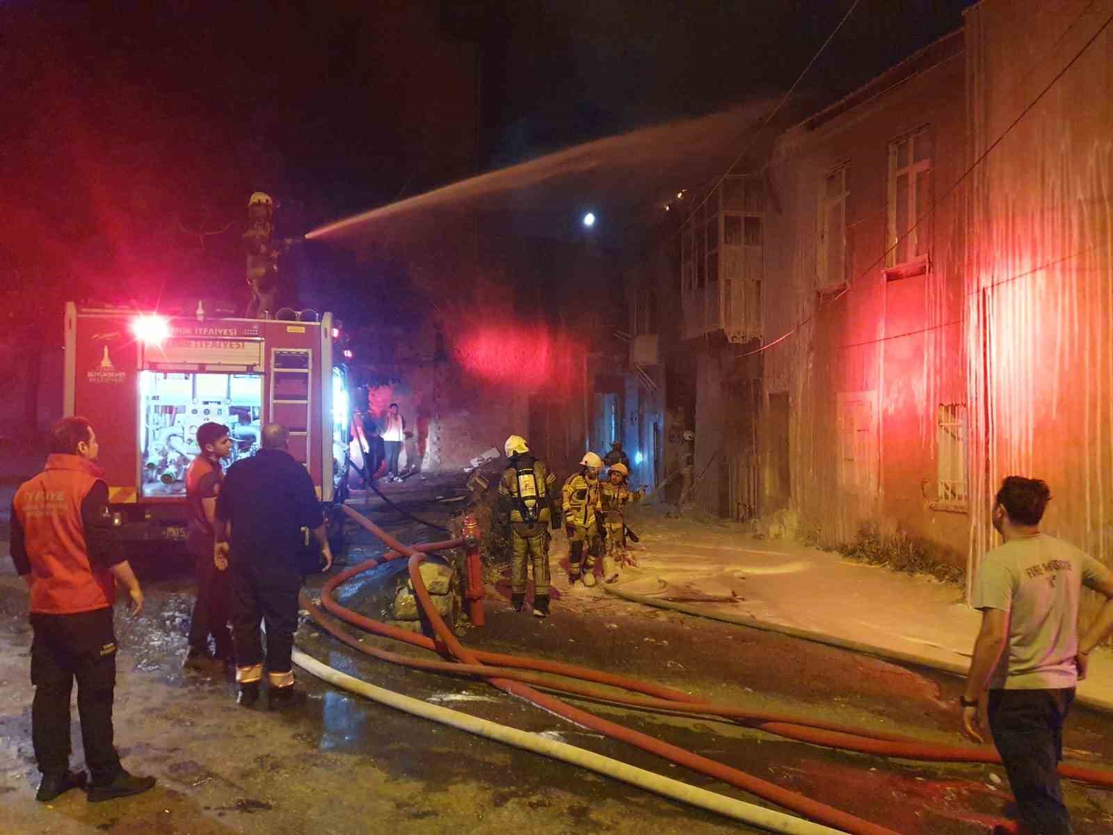 İzmir’de tekstil atölyesinde çıkan yangın, bitişikteki binaya da sıçradı
