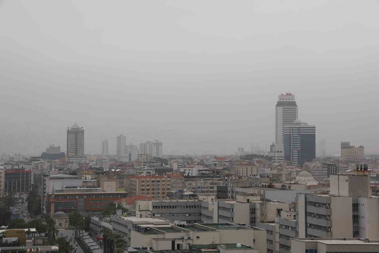 İzmir’e sis değil, çöl tozu bulutu çöktü: Göz gözü görmedi
