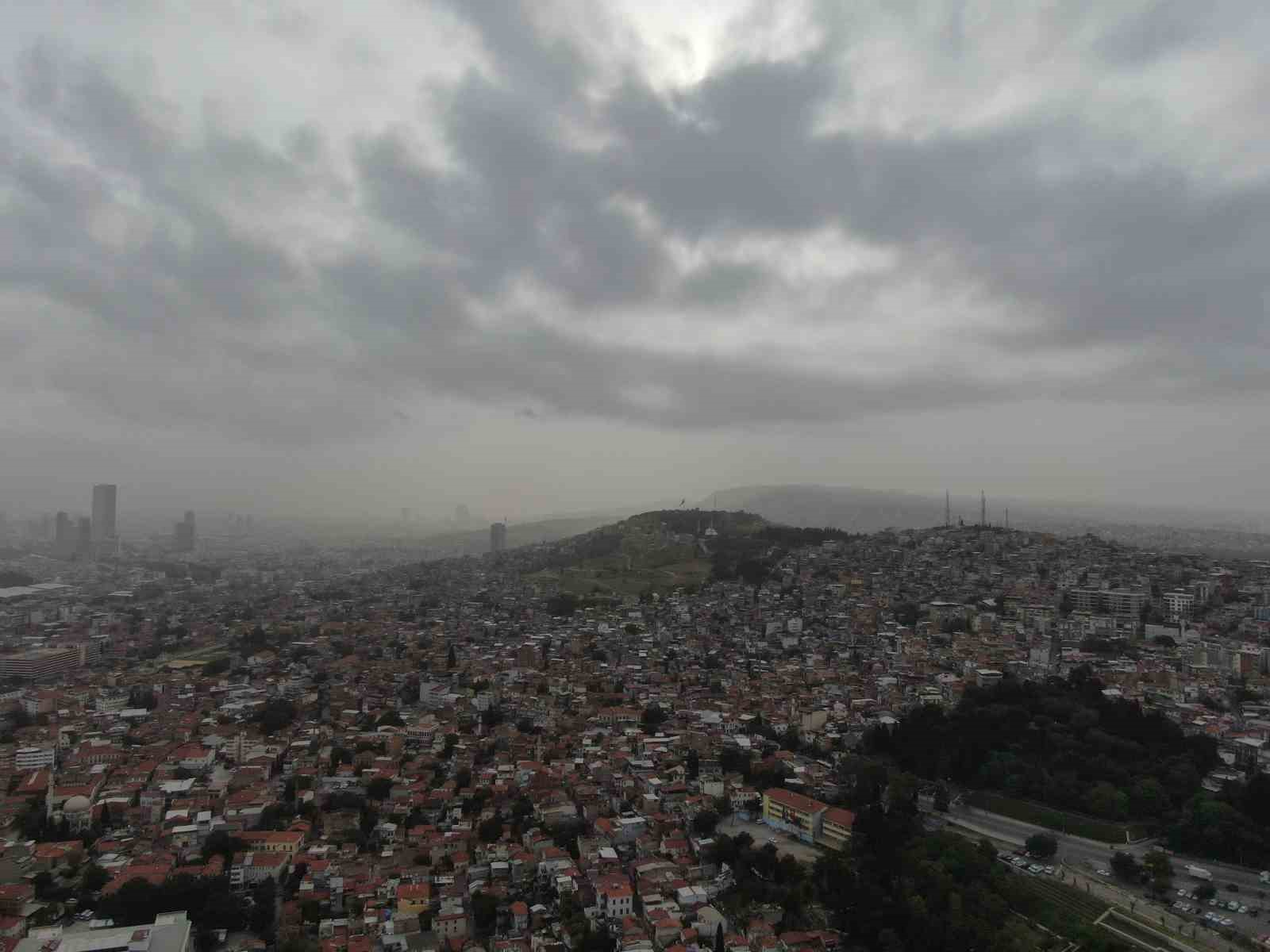 İzmir’e sis değil, çöl tozu bulutu çöktü: Göz gözü görmedi
