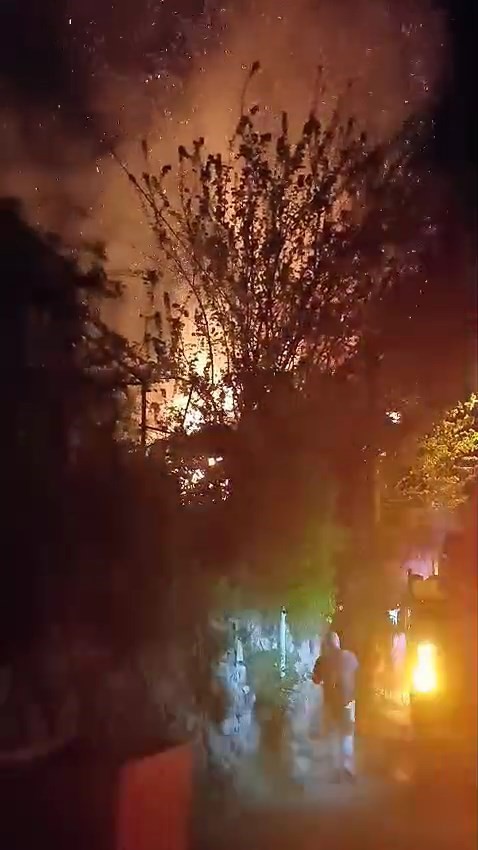 İzmit’te 2 katlı metruk ev alev alev yandı

