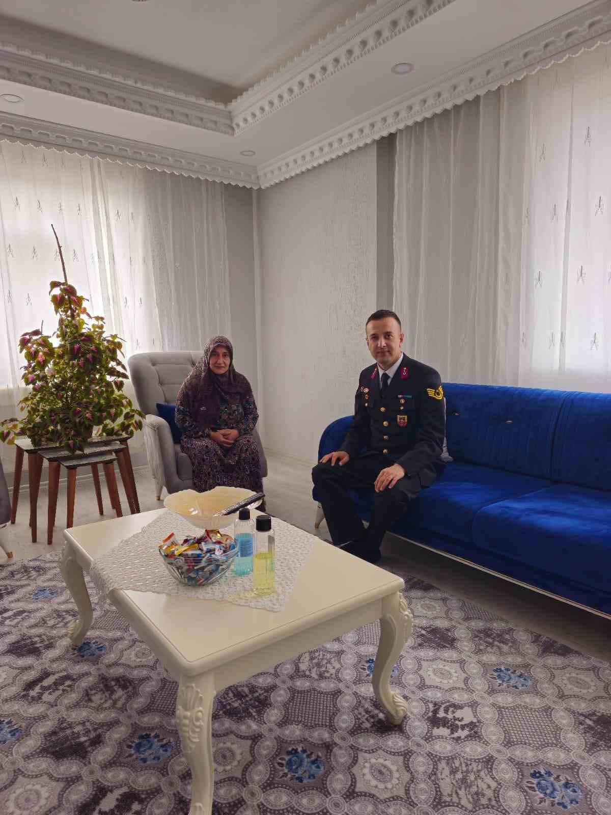 Jandarma, bayramda şehit ailelerini unutmadı
