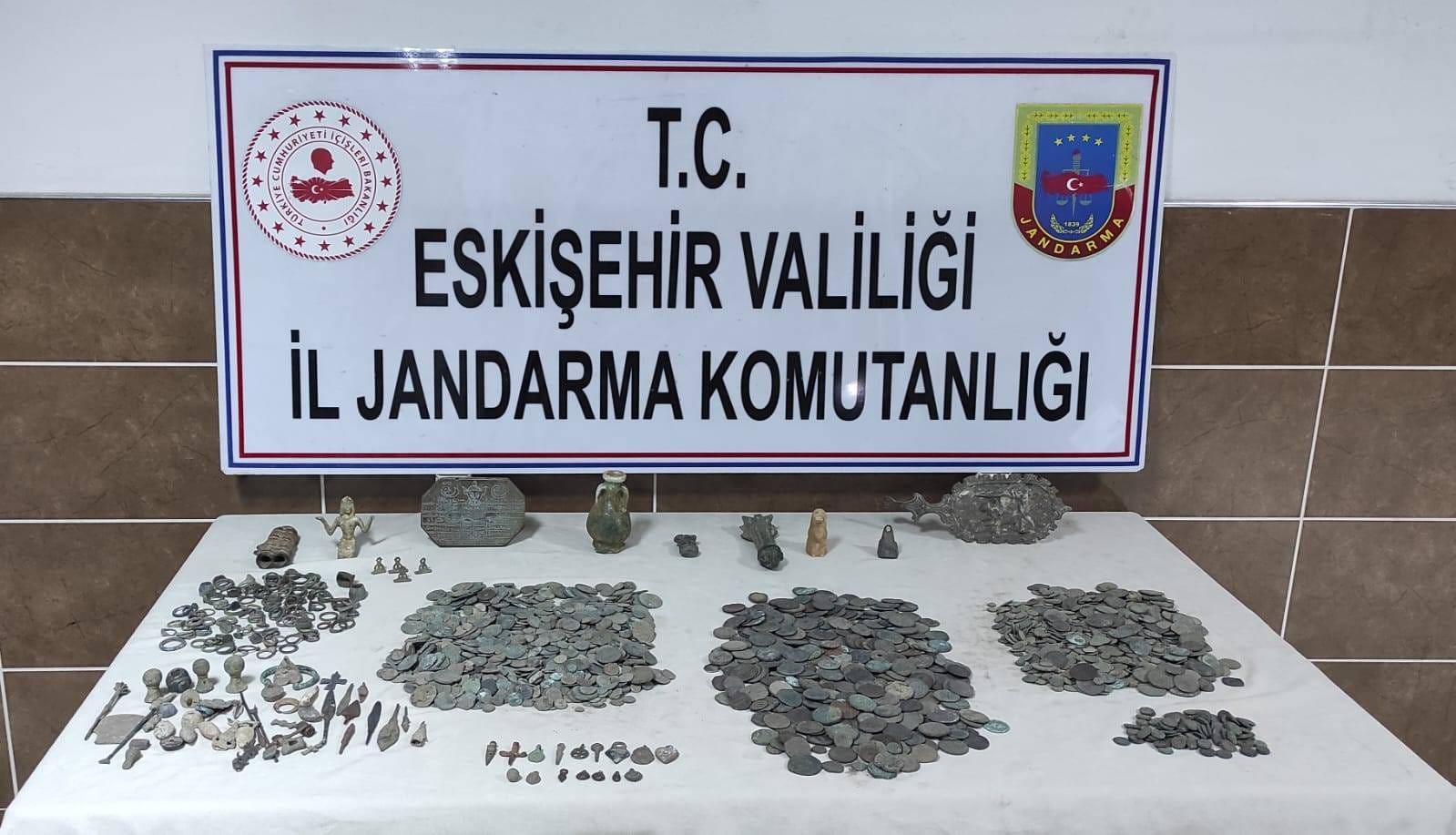 Jandarma ekipleri bin 866 adet tarihi eser ele geçirdi