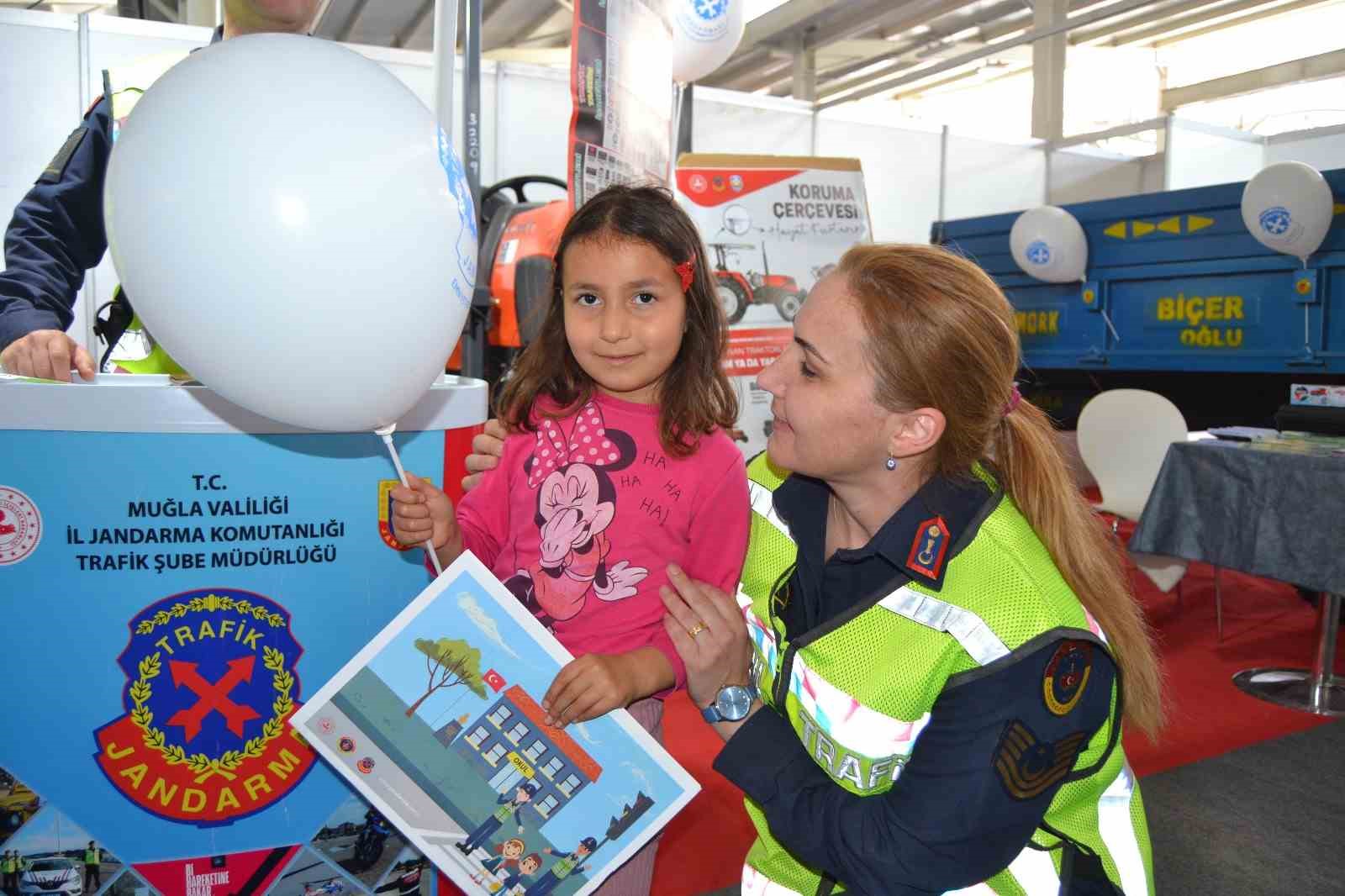 Jandarma, Fethiye Tarım Ve Turizm Fuarı’nda vatandaşları bilgilendirdi
