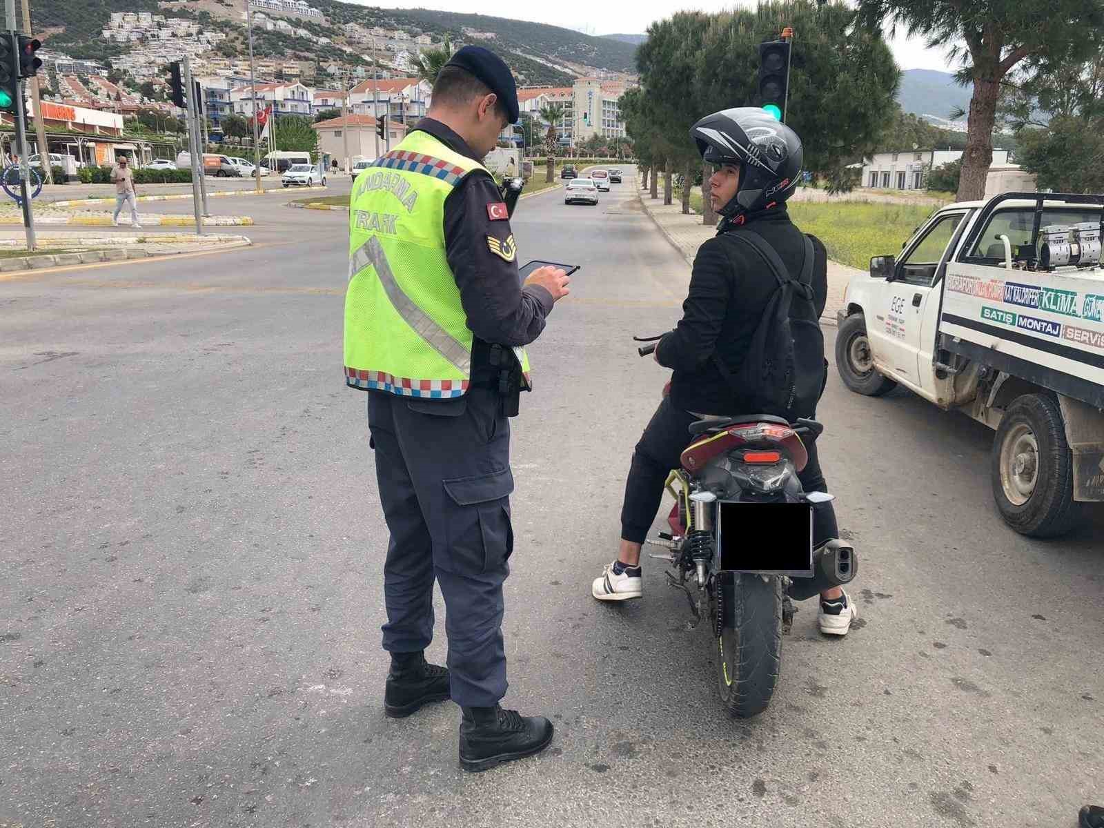 Jandarma kask kullanımının önemine dikkat çekti
